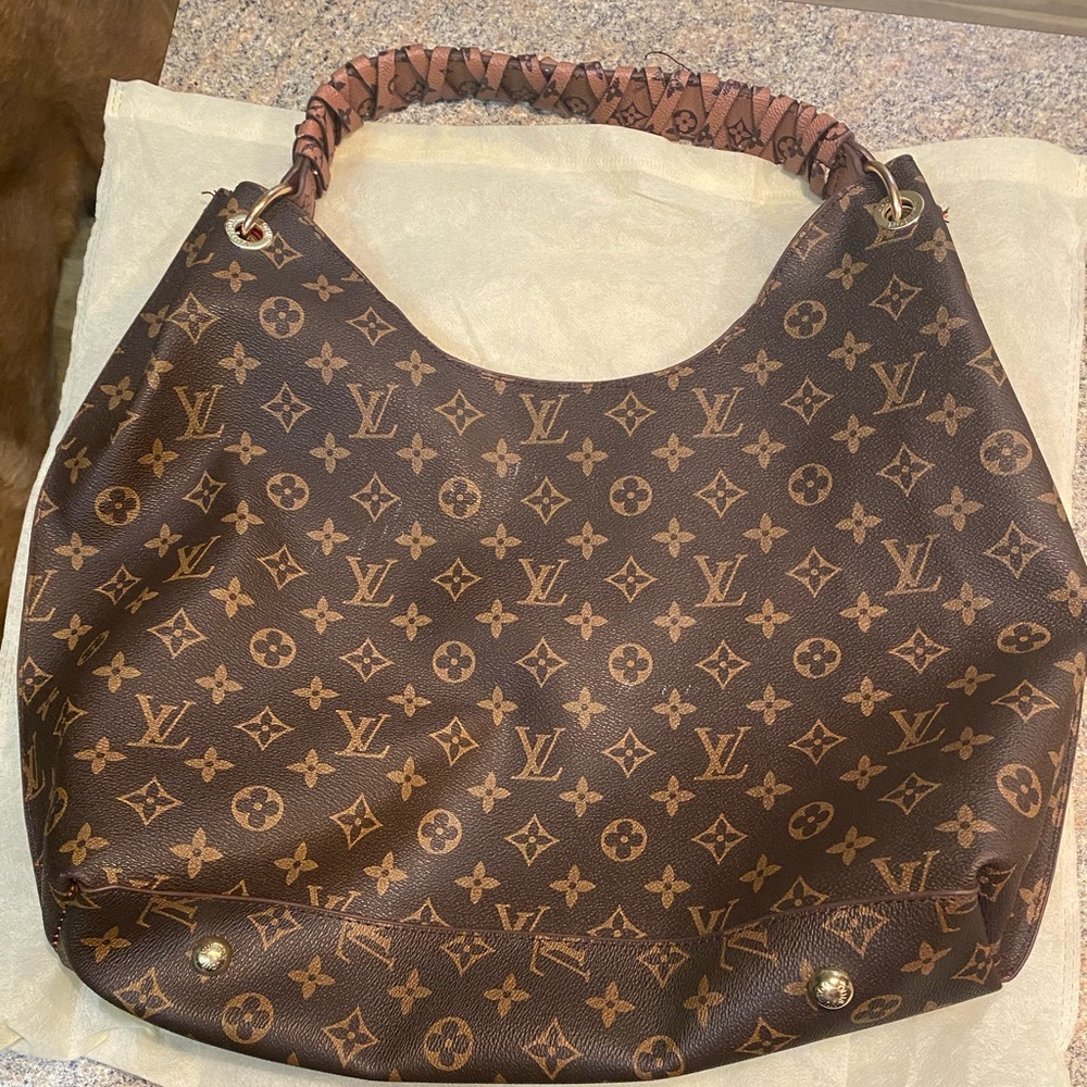 1:1 quality Louis Vuitton purse.